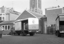 606048 Gezicht op de binnenplaats van de zuivelfabriek de N.V. Verenigde Melkbedrijven (Boterstraat 18) te Utrecht.